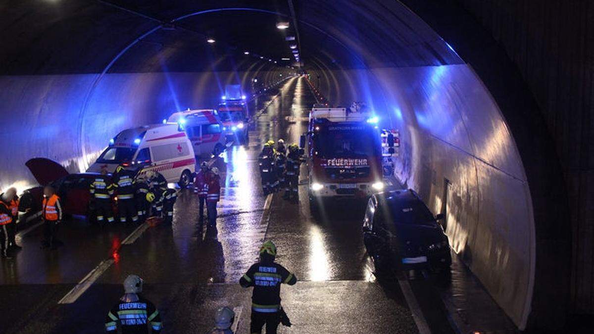 Im Gratkorntunnel kam es zur Massenkarambolage - acht Fahrzeuge waren verwickelt