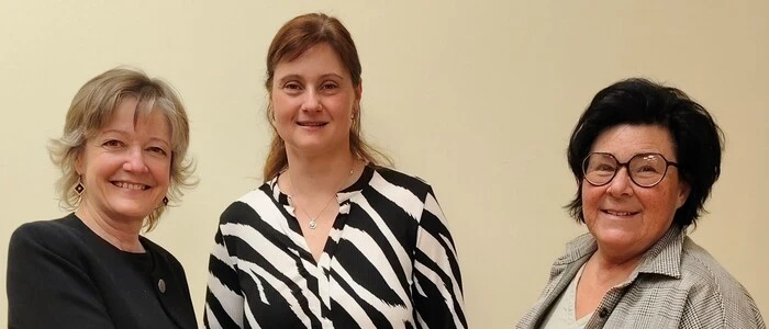 Willkommen im Gemeindrat: Miesenbachs Bürgermeisterin Bernadette Schönbacher (l.) und Gemeindekassierin Sonja Maderbacher (r.) mit der neuen Gemeinderätin Martina Pötz, die am 23. März angelobt wurde