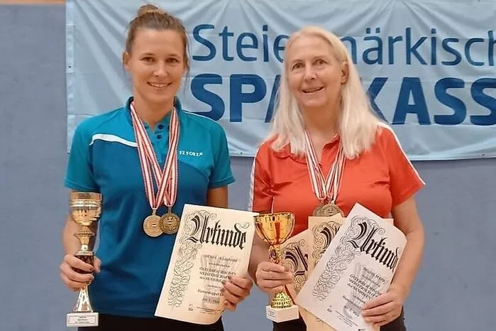 Zwei Titel und viele Medaillen für Gleisdorf Höchst erfolgreich waren die österreichischen Meisterschaften der Senioren im Badminton in Weiz für die Europajugend Gleisdorf. Martina Meißl gewann bei ihrem ersten Antreten in der Klasse O35 gemeinsam mit Ruth Kleinfelder (OÖ) Gold im Doppel sowie Bronze im Einzel. Ebenfalls Bronze gab es für Christian Mahr in Einzel und Doppel (mit Dominik Kronsteiner) der O35. Brigitta Mahr holte Bronze im Damen-Einzel O50 und Doppel O45 mit Elisabeth Pröll. Im Mixed der Altersklasse O55 gewann sie mit Ernst Liska (NÖ) den Titel.