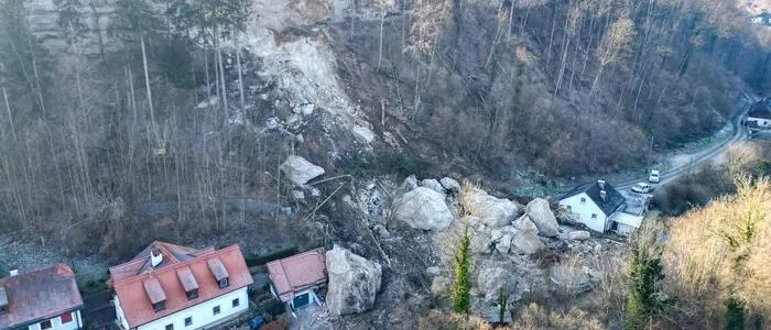 Felsbrocken stürzten auf Wohnhäuser