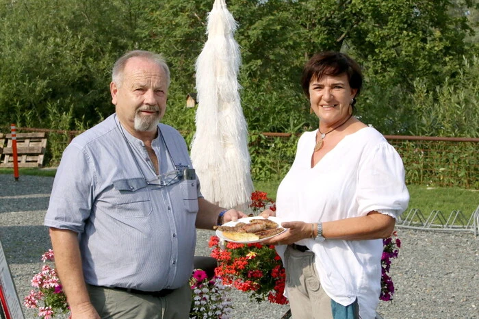 Die Rede ist vom allseits bekannten „Radlerstop“ von Evelin und Franz Leitgeb (Foto) nahe der „Jacques Lemans-Arena“ in Unterbergen bei St. Veit.