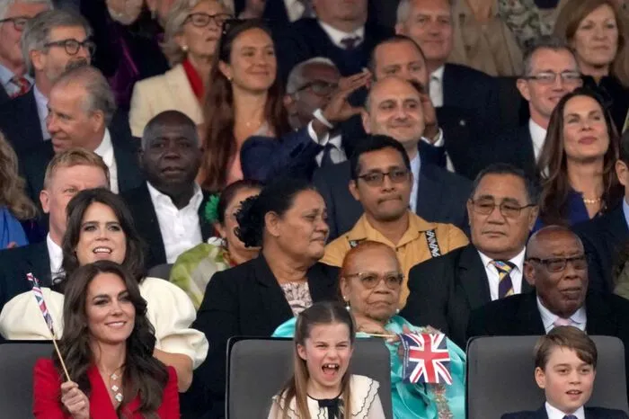 In der Royal Box saßen neben dem am Vortag gekrönten Charles und Camilla auch Thronfolger William mit seiner Frau Kate und den Kindern George und Charlotte.