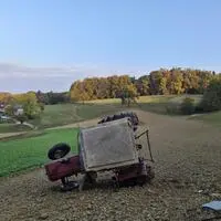 Der Traktor kam ins Rutschen und überschlug sich am Feld