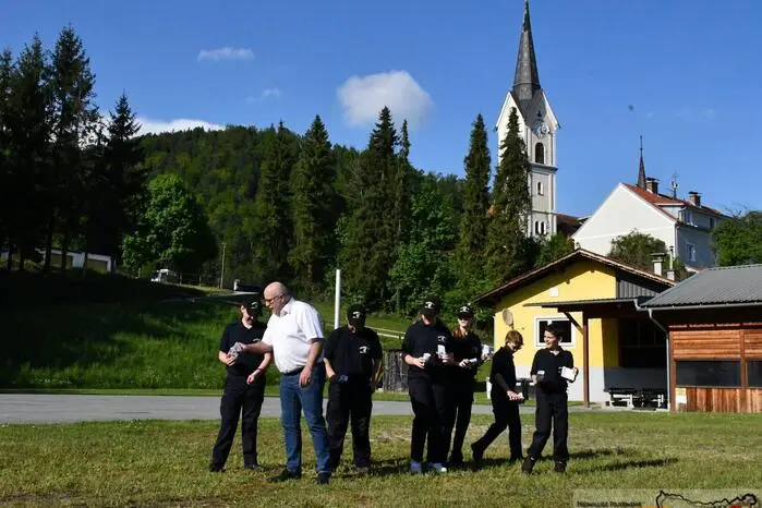 Die Blumensamen, die sie vom Verband bekommen haben, reichen für eine Fläche von 20qm. Das Ziel: Die Artenvielfalt schützen, insbesondere heimische Bienen und Schmetterlinge.