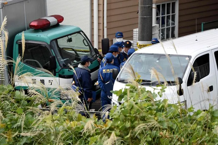 Auf Aufnahmen von Sicherheitskameras war der 27-Jährige zusammen mit der jungen Frau nahe seiner Wohnung zu sehen, woraufhin die Polizei die Durchsuchung vorgenommen habe, hieß es weiter.