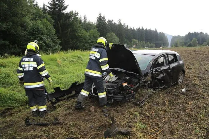 Der Pkw wurde in einen Acker geschleudert.