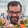 Unkraut ist nicht gleich Unkraut: Karl Ploberger sucht im Garten nach frischem Grün für die Karwoche