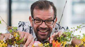 Unkraut ist nicht gleich Unkraut: Karl Ploberger sucht im Garten nach frischem Grün für die Karwoche
