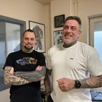 Von links: Manuel Kraiger und Christian Sikora haben vor kurzem in Villach das Tattoo-Studio „Solheim“ eröffnet