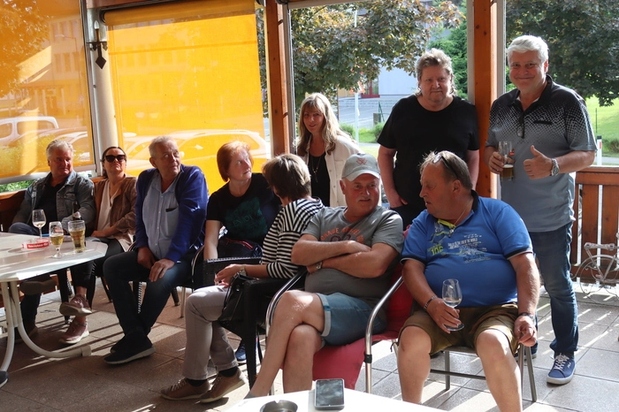 Viele Gäste versammelten sich auf der Terrasse beim GH Streckerwirt um von Hansi und Hilde Abschied zu nehmen.