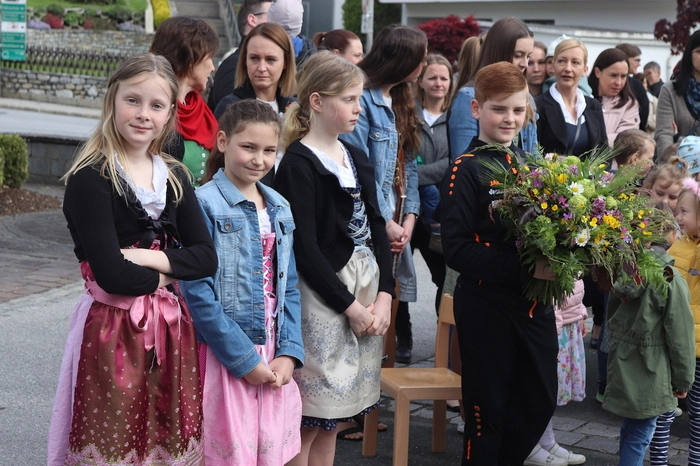 Die Kinder des Kindergartens und der Volksschule brachten dem Jubilar ein musikalisches Stück und ein Segensgedicht dar, bevor die lange Prozession in die Pfarrkirche zog, um dort gemeinsam den Dankgottesdienst zu feiern.