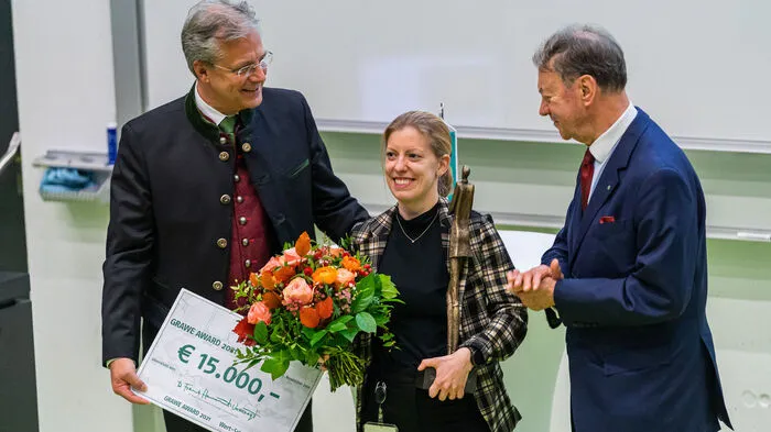 Klaus Scheitegel, Grawe-Generaldirektor und Franz Harnoncourt-Unverzagt, Grawe-Ehrenpräsident und Juryvorsitzender übergaben Corina Madreiter Sokolowski ihren Preis