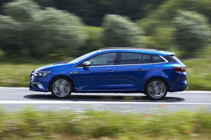 Das Kofferraumvolumen im Grandtour liegt bei 521 bis 1500 Litern. Der hintere Kofferraumboden lässt sich auf zwei unterschiedlichen Ebenen fixieren. In der oberen Stellung ermöglicht er eine vollständig flache Ladefläche, was darunter 50 Liter Stauraum frei lässt. In der unteren Position lässt sich der gesamte Laderaum als eine Einheit nutzen.