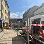 Die Geschäfte und Betriebe sind trotz der Baustelle auf dem Hauptplatz in Spittal geöffnet 