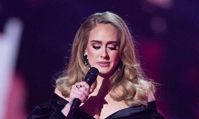 Die Schmerzen begleiten Adele seit Jahren