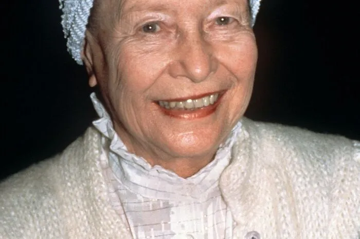"Die Abhängigkeit der Frau war in den besitzenden Klassen immer am ausgeprägtesten." Simone de Beauvoir (1908, - 1986), Schriftstellerin und Frauenrechtlerin