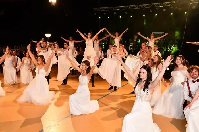 Nach der Vorstellung der Maturantinnen mit ihren Tanzpartnern durch die Klassenvorstände Anita Zangl und Ingrid Unterweger-Diechler wurde der Ball mit einer wunderbaren Polonaise eröffnet. Choreografie: Madeleine Masser von der Tanzschule Dietrich in Judenburg.