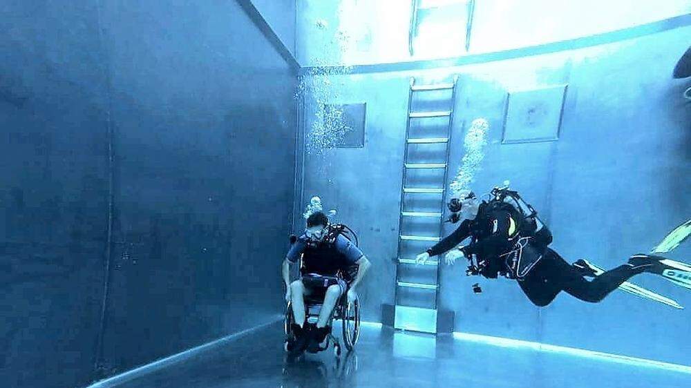 In 60 Minuten die bislang weiteste Strecke unter Wasser zurücklegen will Rollstuhl-Basketballer Christoph Schaschl 