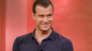 'STÖCKL.', * Markus Rogan: Der ehemalige Weltklasse-Schwimmer und ausgebildete Psychotherapeut ist auch Mentaltrainer des israelischen Fußballnationalteams. Er wird über das bevorstehende EM-Qualifikationsspiel gegen Österreich ebenso sprechen wie über sein Leben in den USA und seine unterschiedlichen Tätigkeiten.  * Dany Sigel feiert am 25. September ihren 80. Geburtstag. Die Schauspielerin und Musicaldarstellerin, die auch durch ihr langjähriges Werbeengagement für eine Kaffeemarke Kultstatus erreichte, blickt auf ihre vielseitige Karriere zurück.  * Der Journalist Herbert Lackner recherchierte für sein neues Buch 'Als die Nacht sich senkte', wie Europas Dichter und Denker durch die dramatischen Zwischenkriegsjahre kamen. Wie erging es etwa Albert Einstein, Bertolt Brecht, Stefan Zweig und vielen anderen am Vorabend von Faschismus und NS-Barbarei?  * Miriam Hie: Die Moderatorin und Schauspielerin wagt sich nun auch auf die Kabarettbühne. In ihrem Programm 'Who is Hie?' greift sie auch ihre eigene Lebensgeschichte auf, die sich meist zwischen verschiedenen Welten abgespielt hat.Im Bild: Markus Rogan.  SENDUNG: ORF2 - DO - 12.09.2019 - 23:05 UHR. - Veroeffentlichung fuer Pressezwecke honorarfrei ausschliesslich im Zusammenhang mit oben genannter Sendung oder Veranstaltung des ORF bei Urhebernennung.  Foto: ORF/Günther Pichlkostner.  Anderweitige Verwendung honorarpflichtig und nur nach schriftlicher Genehmigung der ORF-Fotoredaktion.  Copyright: ORF, Wuerzburggasse 30, A-1136 Wien, Tel. +43-(0)1-87878-13606