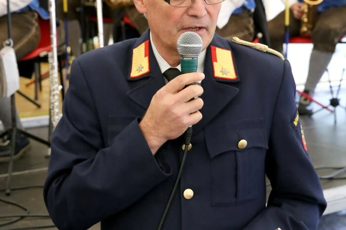 Feuerwehrkommandant Johann Delsnig (Foto) konnte neben Bürgermeister Alexander Benedikt und seinen Stellvertretern Ines Hölbling und Walter Pacher unter anderen Bezirksfeuerwehrkommandant Friedl Monai, Polizei Friesach-Inspektionskommandant Günther Ratschnig, Dechant Lawrence Pinto, Unternehmer Adolf Gojer junior, die Mediziner Helmut Kloss und Michael Obmann, Reifenprofi Alfred Tobernig sowie Alt-Bürgermeister Manfred Mitterdorfer willkommen heißen. 