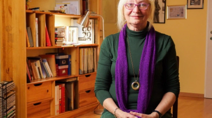 Piscis, 70-jährige Juristin in Pension, sucht einen interessanten Mann, "den ich nicht als Gast empfinde, sondern der einfach da ist". Ihr Lebensmotto ist "ich bin lebendig, farbig und bunt" und das sollte auch auf den neuen Mann an ihrer Seite zutreffen. Sie wünscht sich jemanden mit dem sie herzlich und viel gemeinsam lachen kann. 