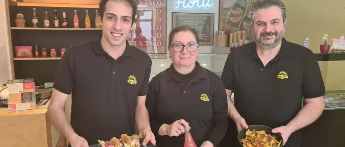 Der Angestellte Rosario Pizzacalla mit dem Gastro-Ehepaar Demoula und Christos Bouseka (von links)
