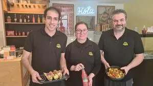 Der Angestellte Rosario Pizzacalla mit dem Gastro-Ehepaar Demoula und Christos Bouseka (von links)