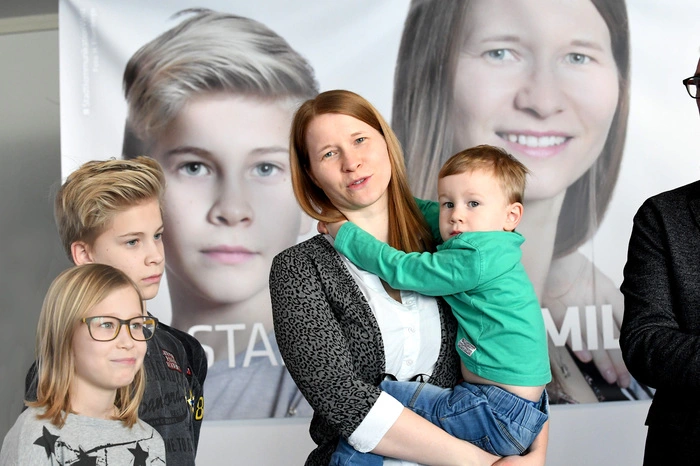 Mama Erika mit dem dreijährigen Philipp im Arm und ihren weiteren Kindern Charlene und Justin.