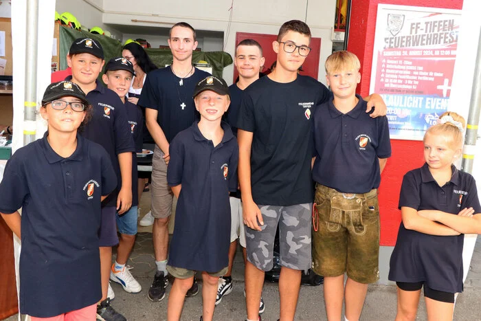 Auch die Feuerwehrjugend half aktiv und fleißig mit!