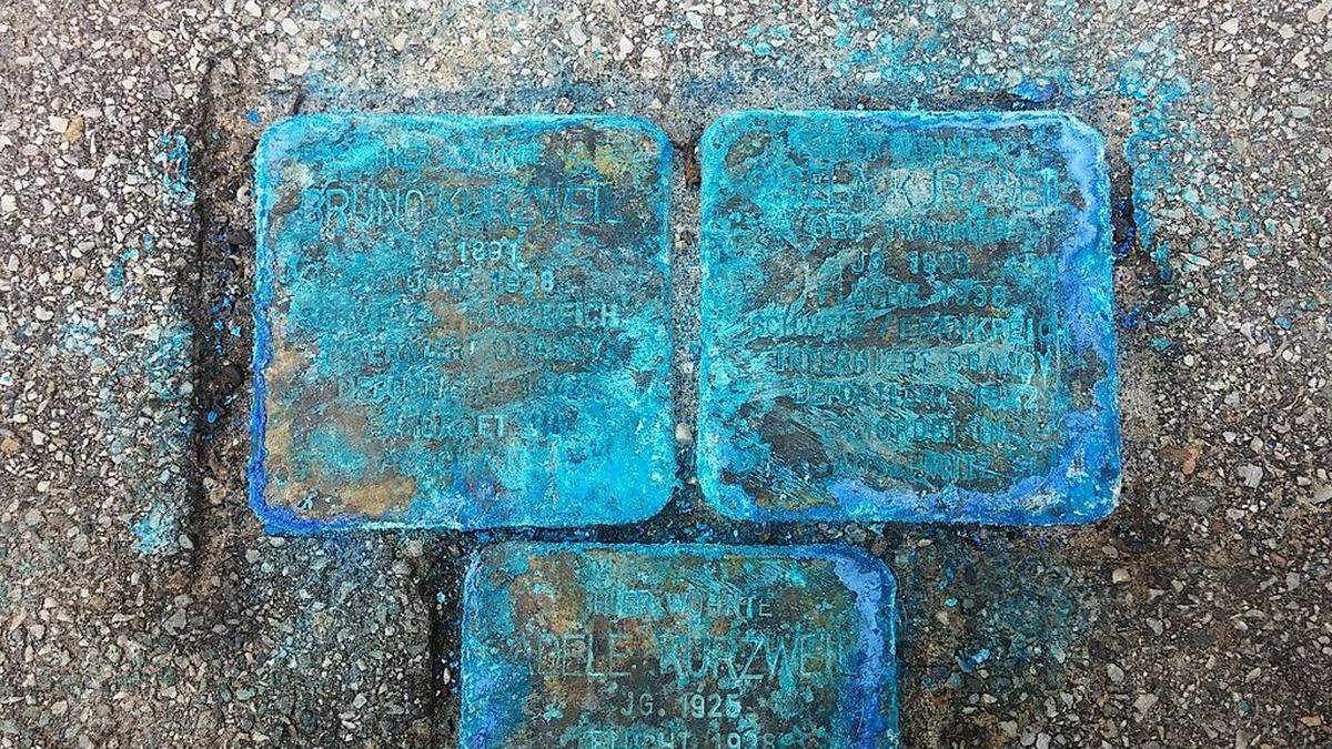 Durch eine Mischung aus Schwefel- und Salpetersäure wurden die Stolpersteine zerstört - die Messingplatten verfärbten sich so blau