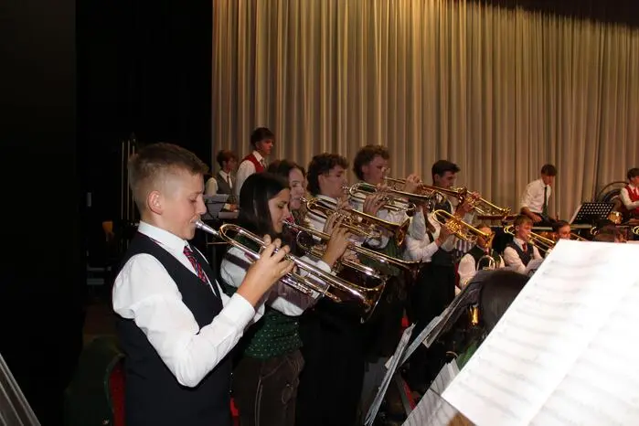 Zahlreiche junge Musiker und Musikerinnen präsentierten in einem abwechslungsreichen Programm und unter der Leitung von Johann Mösenbichler ihr Können.