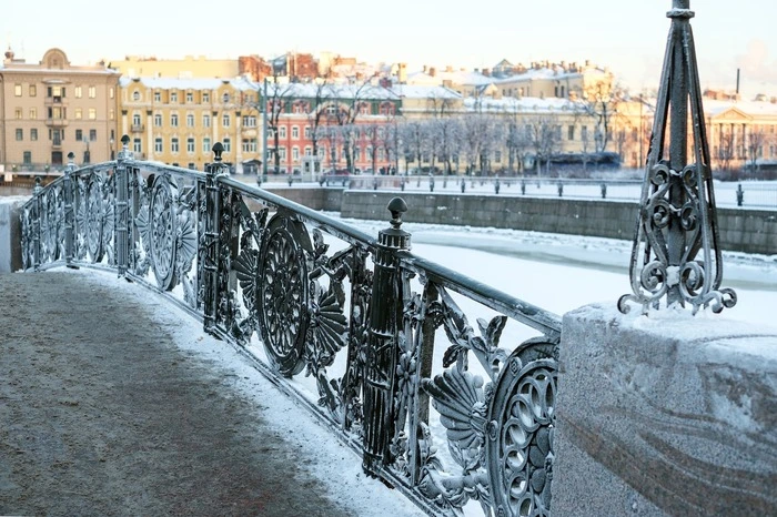 Verschobener Festtagskalender – St. Petersburg:Einen um knapp zwei Wochen versetzen Kalender haben die Länder orthodoxen Glaubens. Zwar feiern diese sehr wohl auch Weihnachten – um den 24. Dezember herum herrscht in Russland aber noch geschäftiges Treiben. Ein mögliches Cityreiseziel über die Festtage ist zum Beispiel Sankt Petersburg. Mit teils klirrender Kälte und weißer Schneedecke eignet sich die Ostseemetropole überaus gut für einen Wintertrip in den hohen Norden. Für Besinnlichkeit sorgt hier allenfalls die Tatsache, dass viele Russen in den Wochen vor Weihnachten recht konsequent fasten.