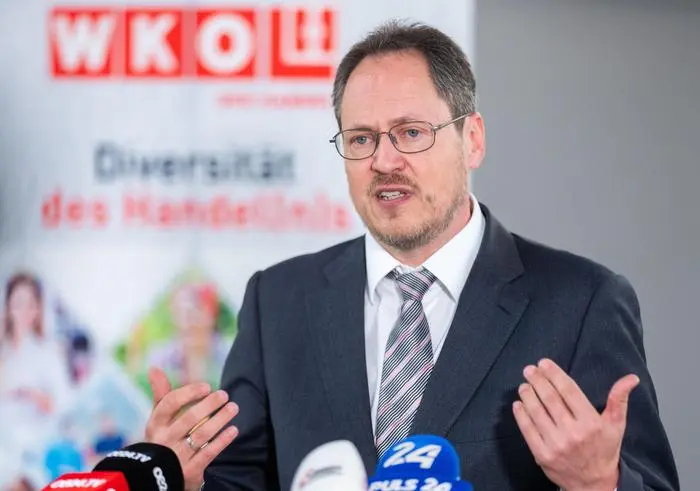 ABD0078_20231109 - WIEN - ÖSTERREICH: Arbeitgeber-Verhandler Rainer Trefelik am Donnerstag, 09. November 2023, im Rahmen einer Fortsetzung der KV-Verhandlungen im Handel (2. Runde) in Wien. - FOTO: APA/GEORG HOCHMUTH