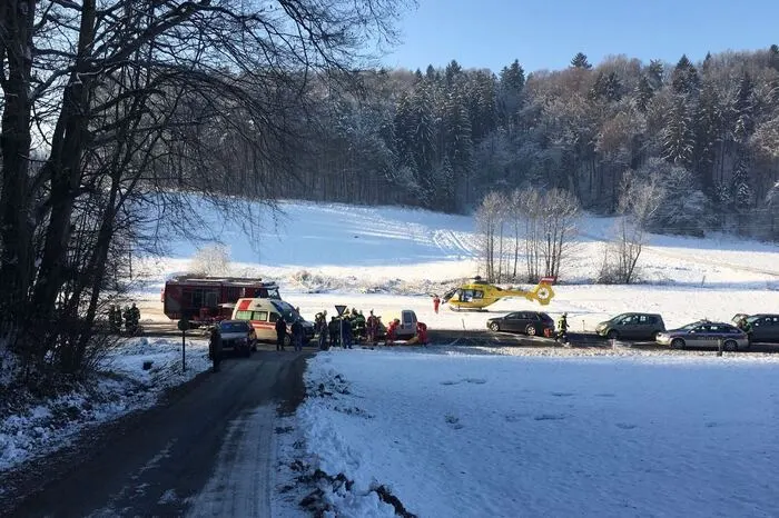 Der 20-jährige Traktorlenker dürfte den Klein-Lkw übersehen haben, als er mit seinem 20.000-Kilo-Fahrzeug aus einem Feldweg auf die Landesstraße bog.