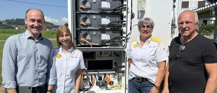 Vor dem neuen Stromspeicher: Gernot Mischinger, Antonia und Astrid Orell sowie Bürgermeister Alfred Lenz