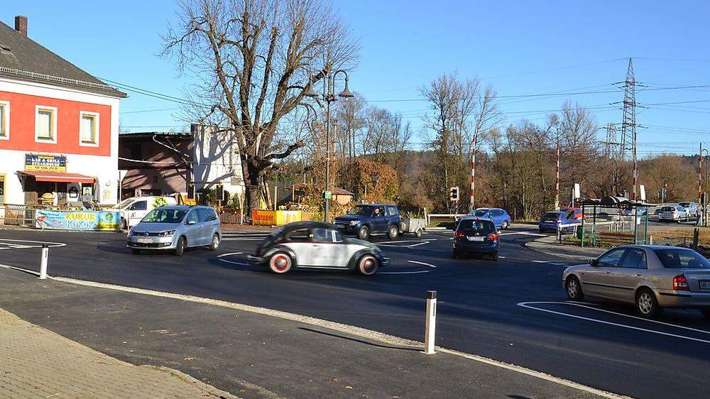 Der neue Mini-Kreisverkehr am Ortseingang von Wildon soll den Verkehrsfluss beschleunigen
