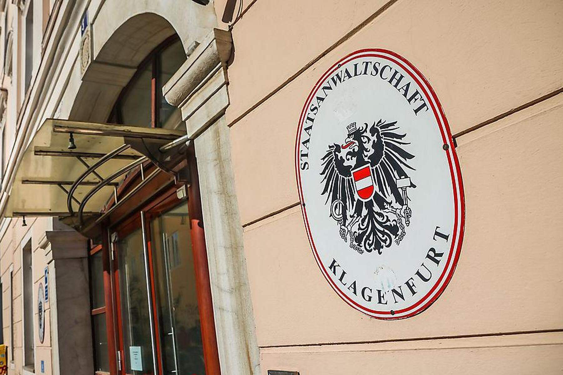 In Kärnten : Serienbetrüger wegen Sex mit 14-jähriger Tochter verurteilt