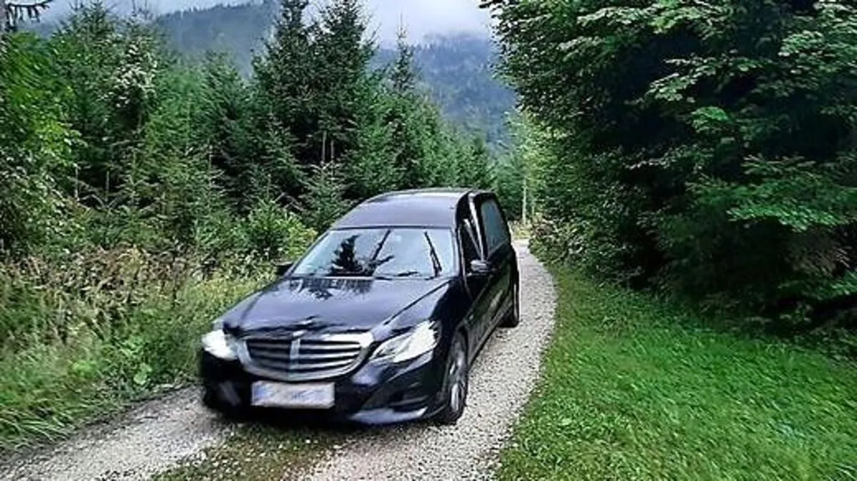 Die Tote wurde damals aus dem Wald abtransportiert