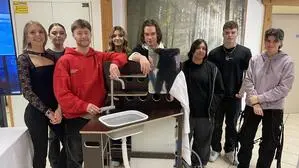 Schülerinnen und Schüler der Ortweinschule mit ihrem Prototypen