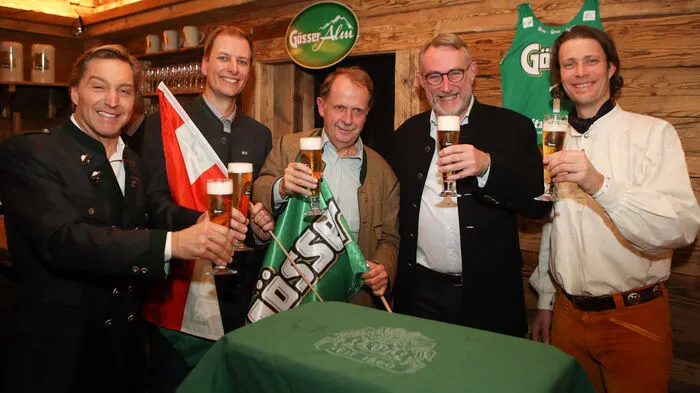 Freundschaftlicher Ländervergleich in Kitzbühel: Ex-Skirennläufer Hans Knauß, Vorstandsvorsitzender Brau Union Österreich Magne Setnes, Vorstand des Aufsichtsrates der Brau Union Österreich Markus Liebl, CEO Heineken Jean-Francois van Boxmeer und Ex-Skirennläufer Hans Petter Buraas