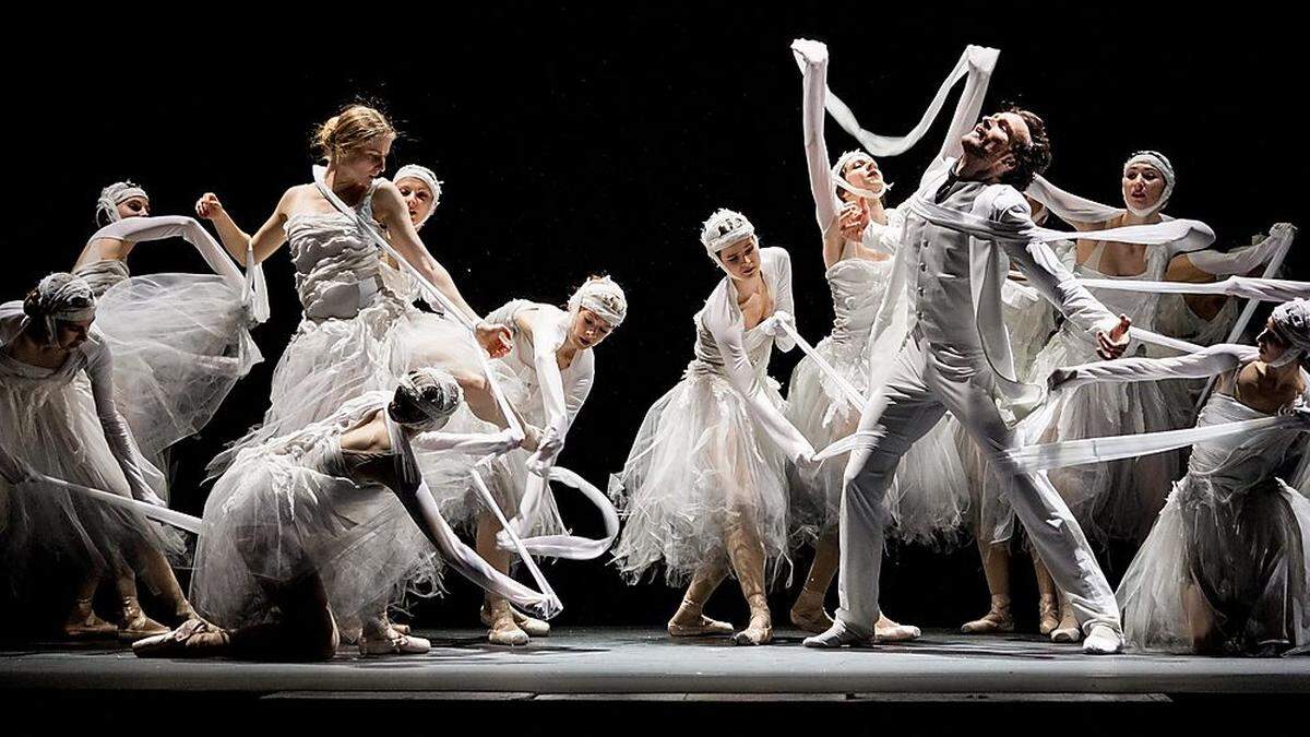 Eine Szene aus dem Ballett 'Giselle Rouge' während einer Probe des Wiener Staatsballetts an der Volksoper Wien