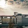 Die Iljuschin und die Boeing 727 auf dem Hoteldach