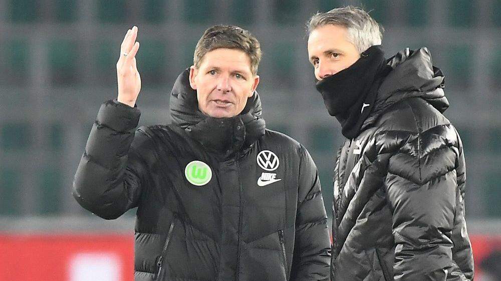 Wolfsburg-Trainer Oliver Glasner im Dialog mit Mönchengladbach-Betreuer Marco Rose