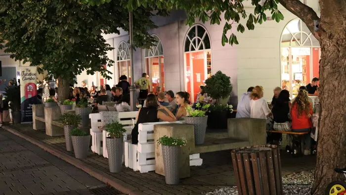 Viele Gäste nutzten den Freitagabend für ein Treffen mit Freunden im Gastgarten des Cafino.