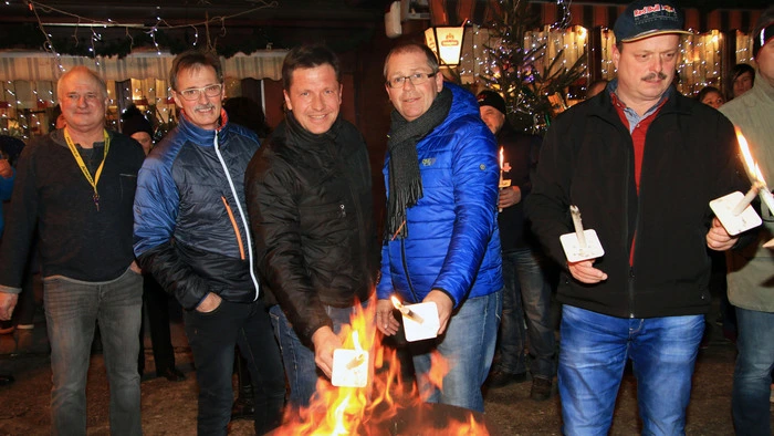 Das Kulturreferat der Stadt Bärnbach mit Andreas Albrecher und der „Standl-Heinz“ Poschebou hatten zum Silvesterausklang auf den Bärnbacher Hauptplatz geladen.
