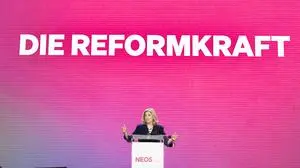 ABD0030_20251115 - WIEN - ÖSTERREICH: Außenministerin Beate Meinl-Reisinger (NEOS) am Samstag, 15. November 2025, anl. einer Bundesmitgliederversammlung der NEOS in Wien. - FOTO: APA/TOBIAS STEINMAURER