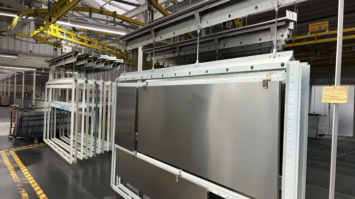Blechteile können ohne manuelle Eingriffe automatisch gestanzt, gelasert, umgeformt und gebogen werden