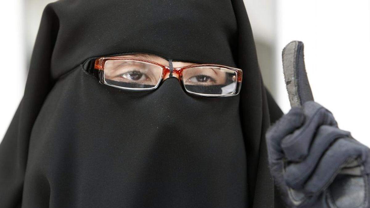 Beim IS muss über den Niqab auch noch ein Schleier über die Augen getragen werden