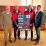 Vier Herren halten Plakat für Skirennen hoch | Helmut Karner (Koralm Ski GmbH), Gerhard Hofstätter und Jürgen Blassnegger vom SC St. Michael-Koralpe, Bürgermeister Alexander Radl (SPÖ)