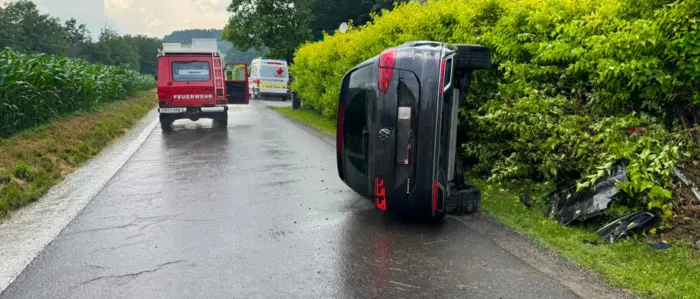 Bei Lamm überschlug sich ein Pkw und landete auf der Fahrerseite, die beiden Insassen wurden leicht verletzt